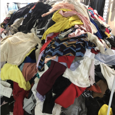 工廠品牌雜款衣服按斤稱直播服裝貨源低價批發(fā)庫存尾貨論斤稱外理